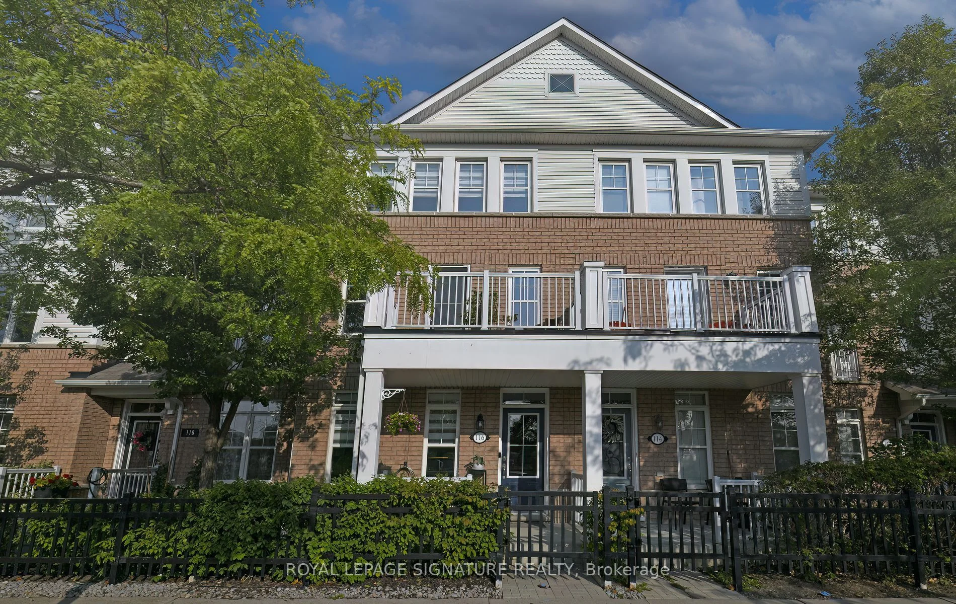 Att/Row/Townhouse in Whitby
