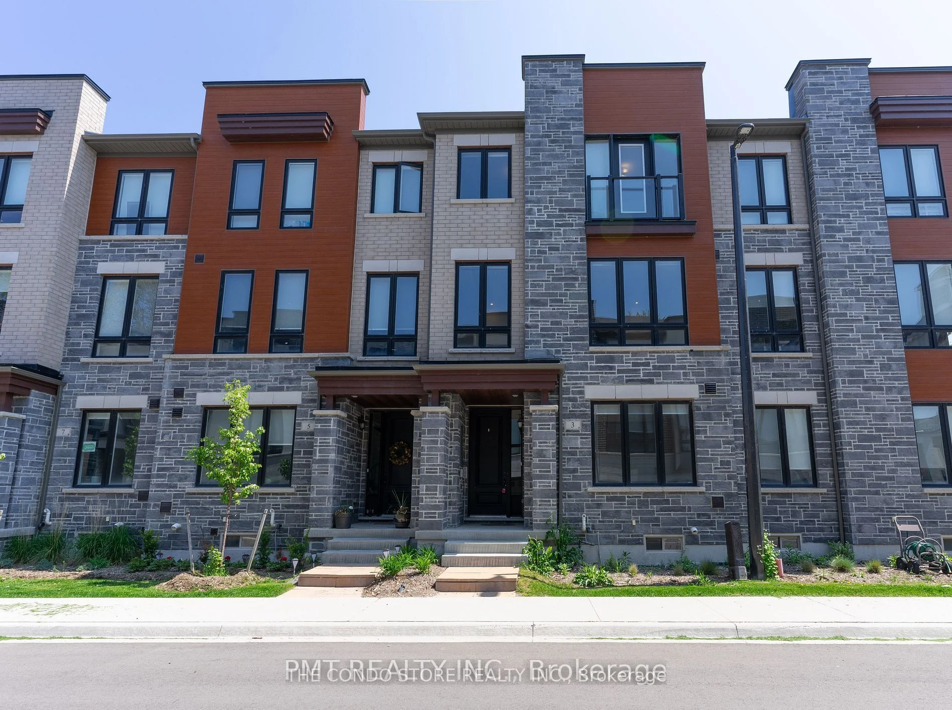 Att/Row/Townhouse in Whitby