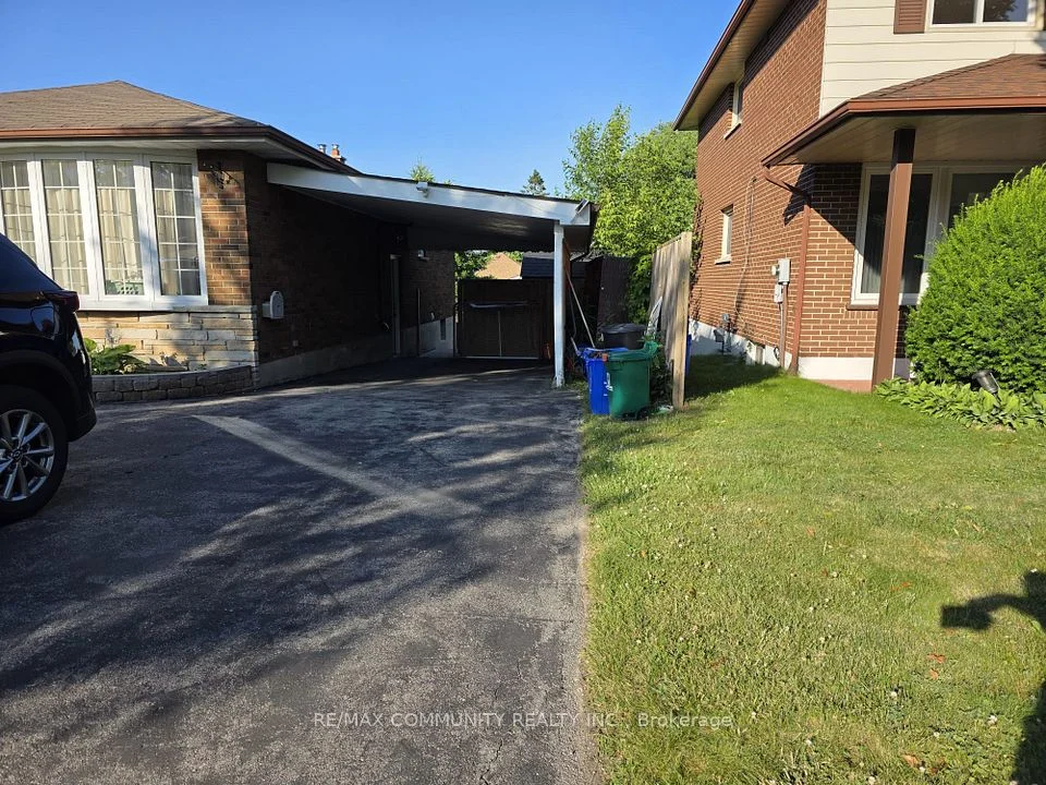 345 Fairlawn St Street Main, Oshawa, ON L1J 4R2
