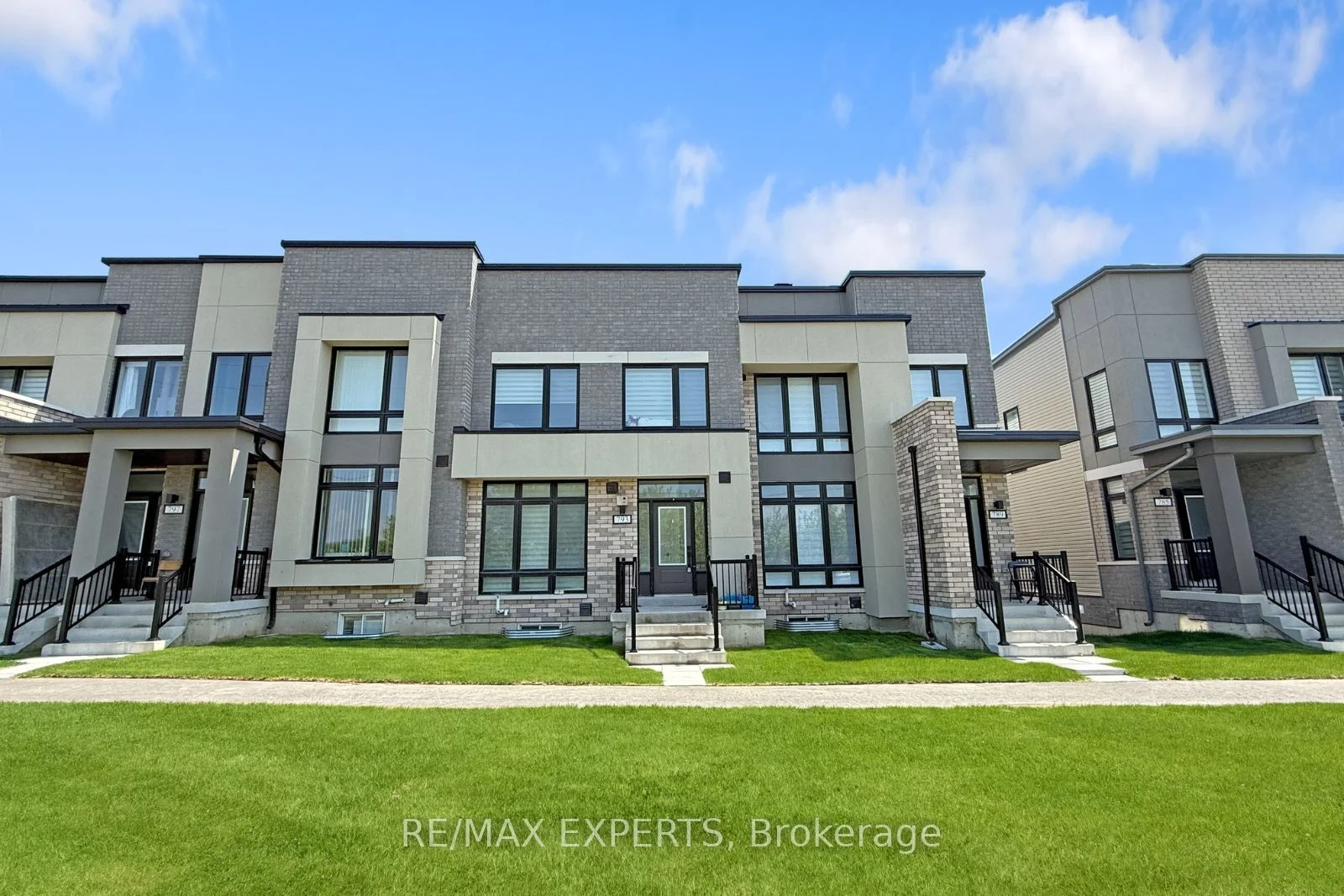 Att/Row/Townhouse in Oshawa