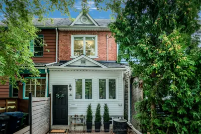 Att/Row/Townhouse in Toronto