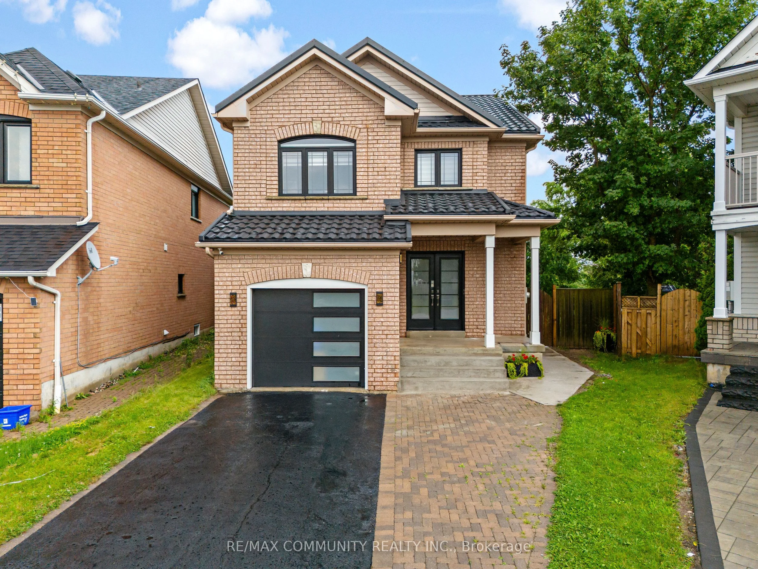 Detached in Whitby