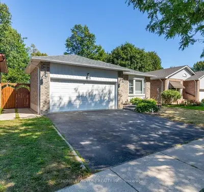 Detached in Whitby