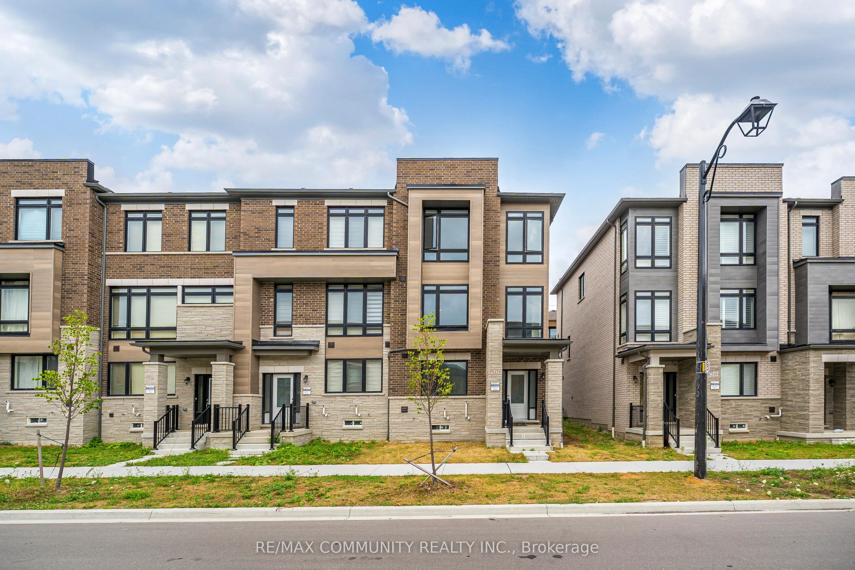 Att/Row/Townhouse in Ajax