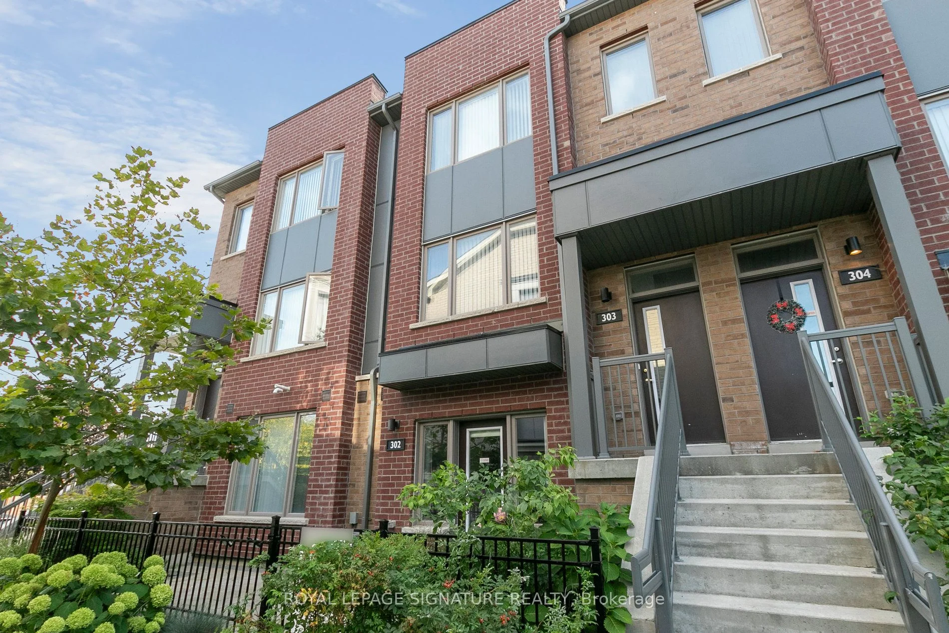 Condo Townhouse in Pickering
