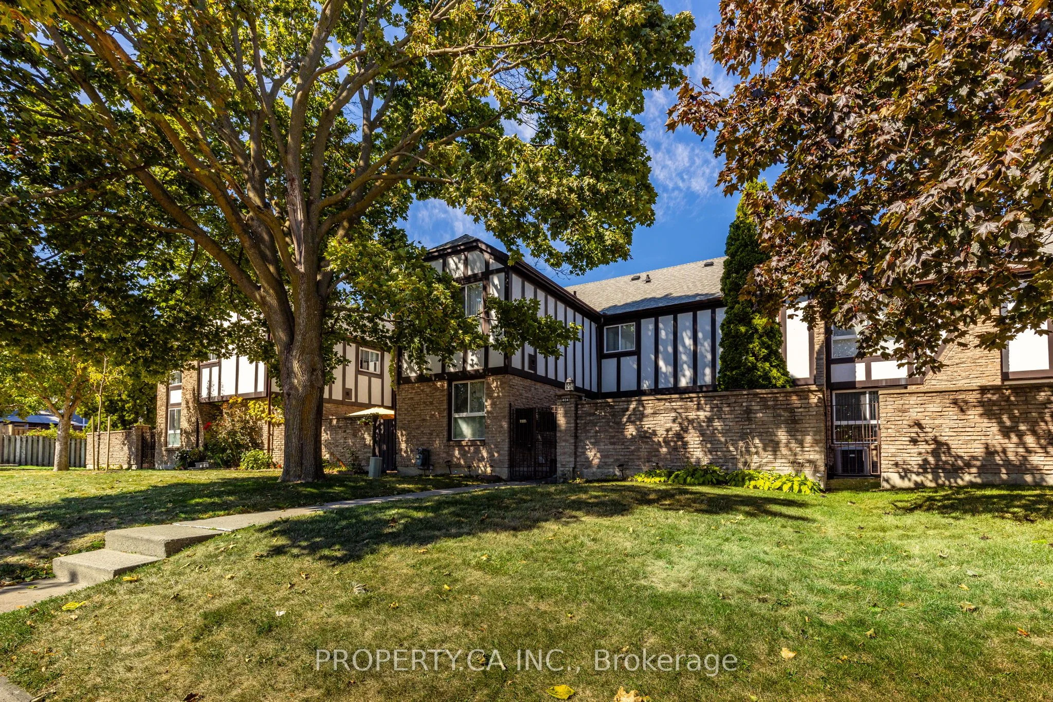 Att/Row/Townhouse in Toronto