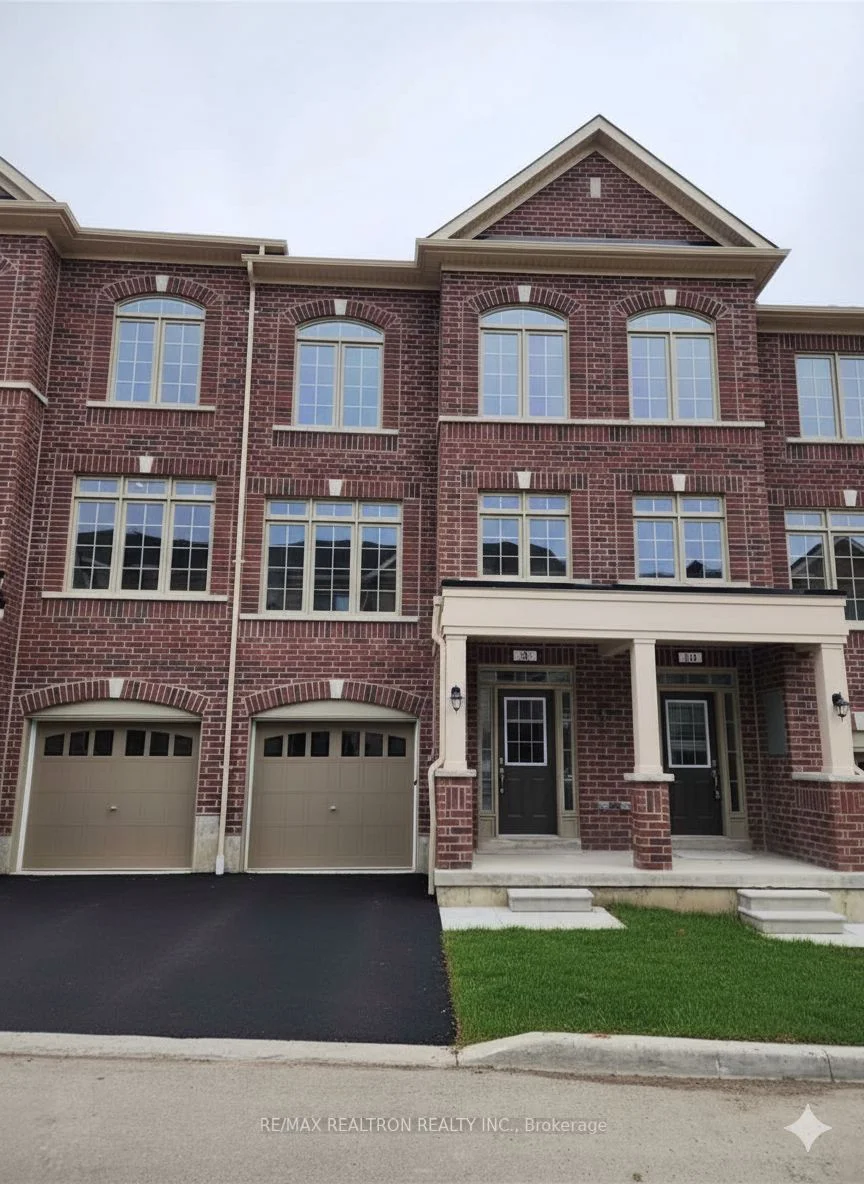 8 Royal Collection Wy Way, Whitby, ON L1P 0P1