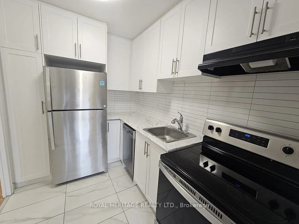 949 Simcoe Street N 206, Oshawa, ON L1G 4W3