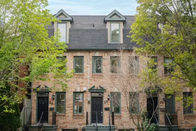 Att/Row/Townhouse in Toronto