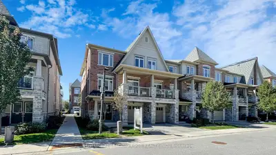 Condo Townhouse in Pickering