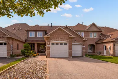 Att/Row/Townhouse in Oshawa