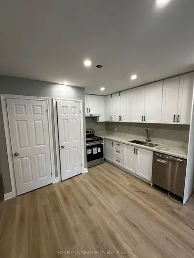Att/Row/Townhouse in Toronto