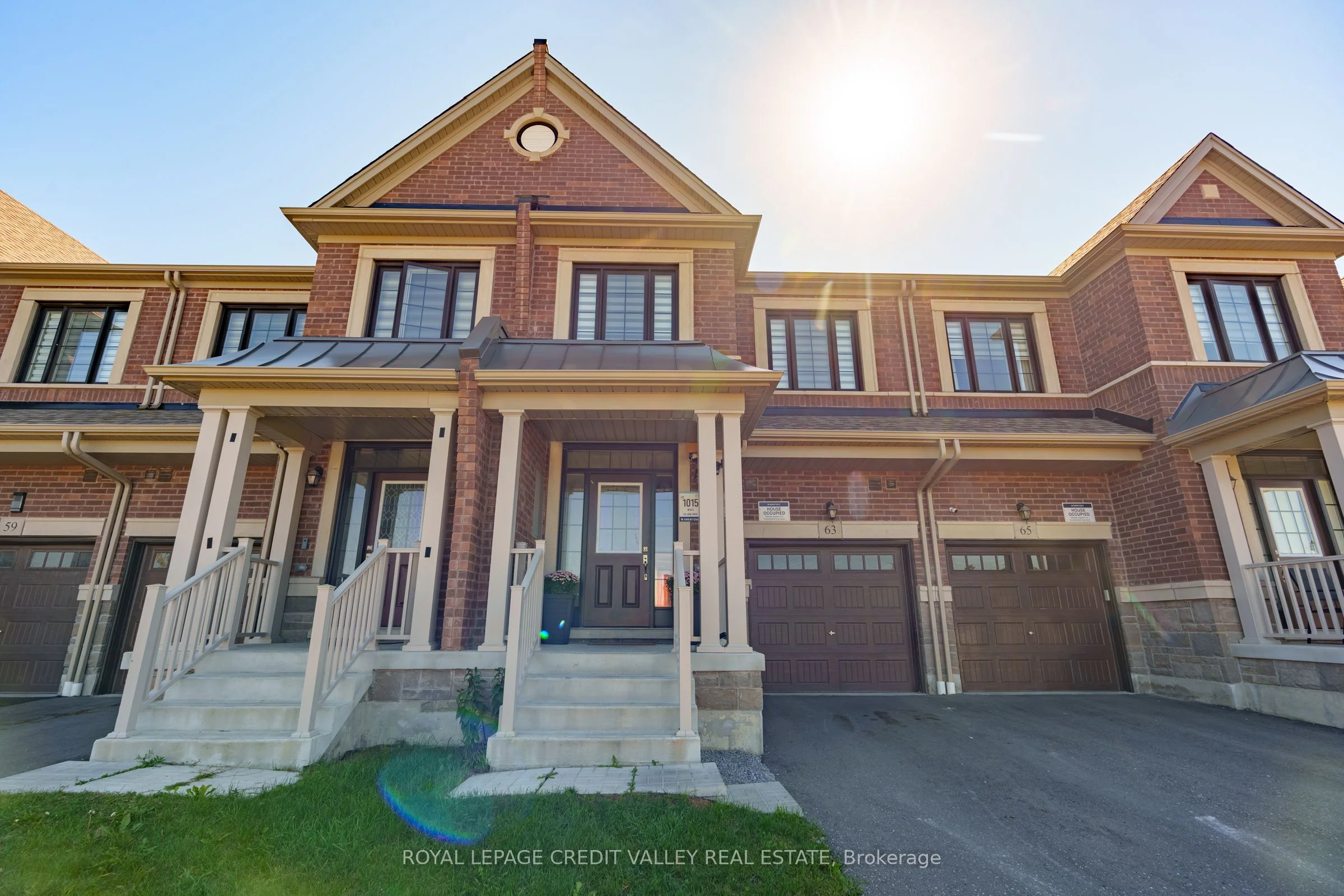 Att/Row/Townhouse in Whitby