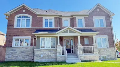 Att/Row/Townhouse in Whitby