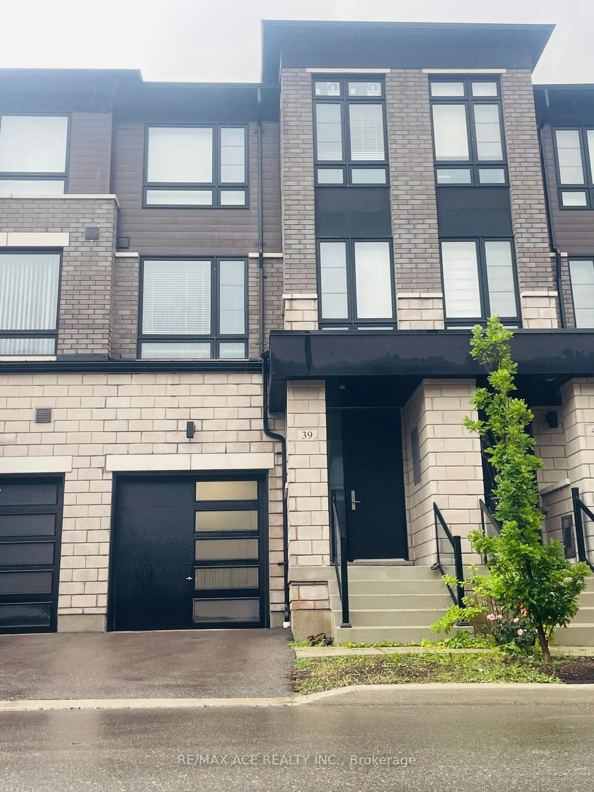 Att/Row/Townhouse in Whitby