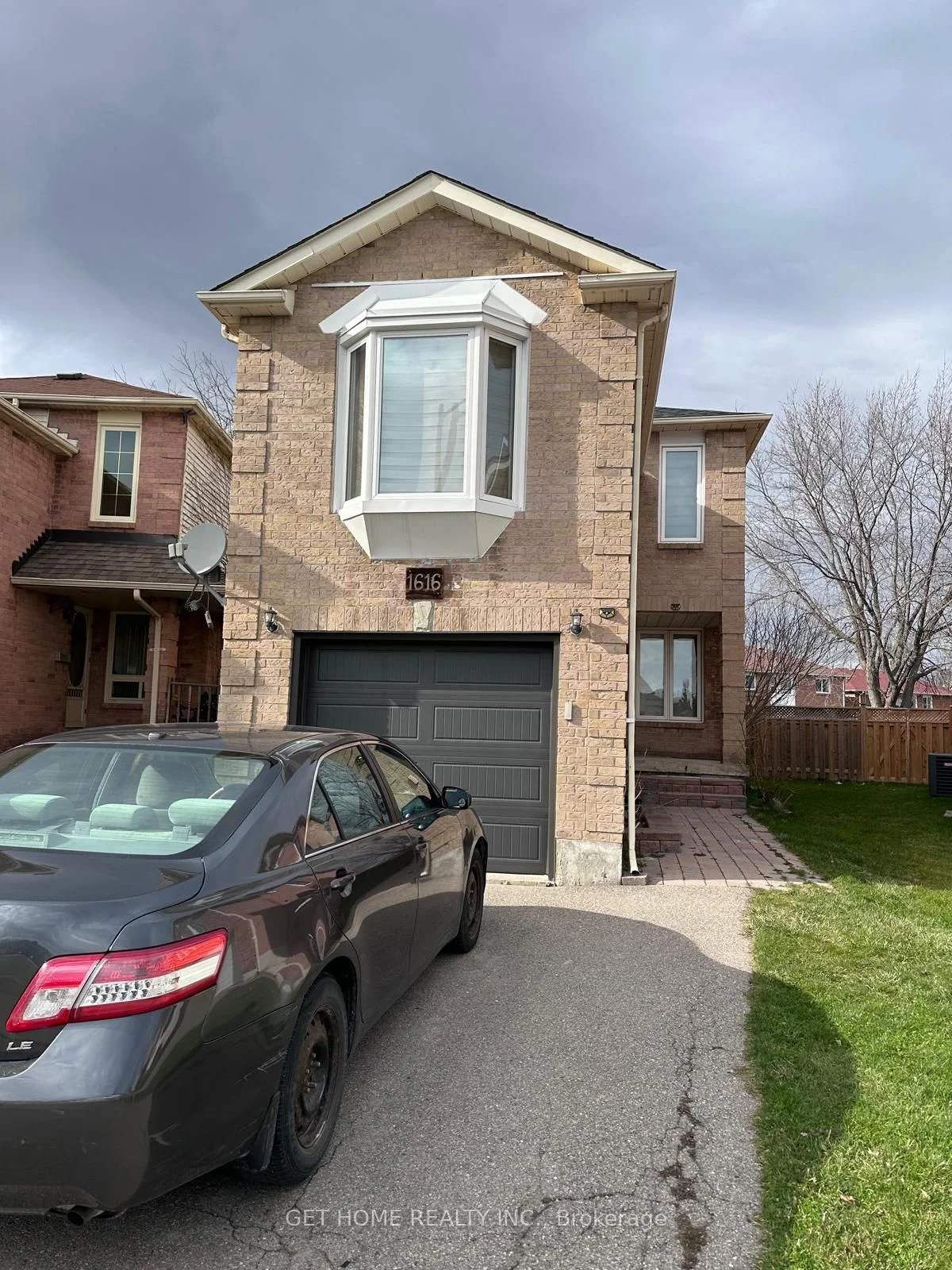 1616 Tawnberry Street, Pickering, On L1x 2c3