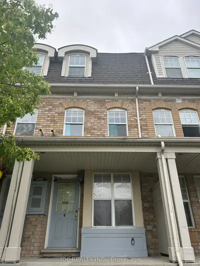 Att/Row/Townhouse in Toronto