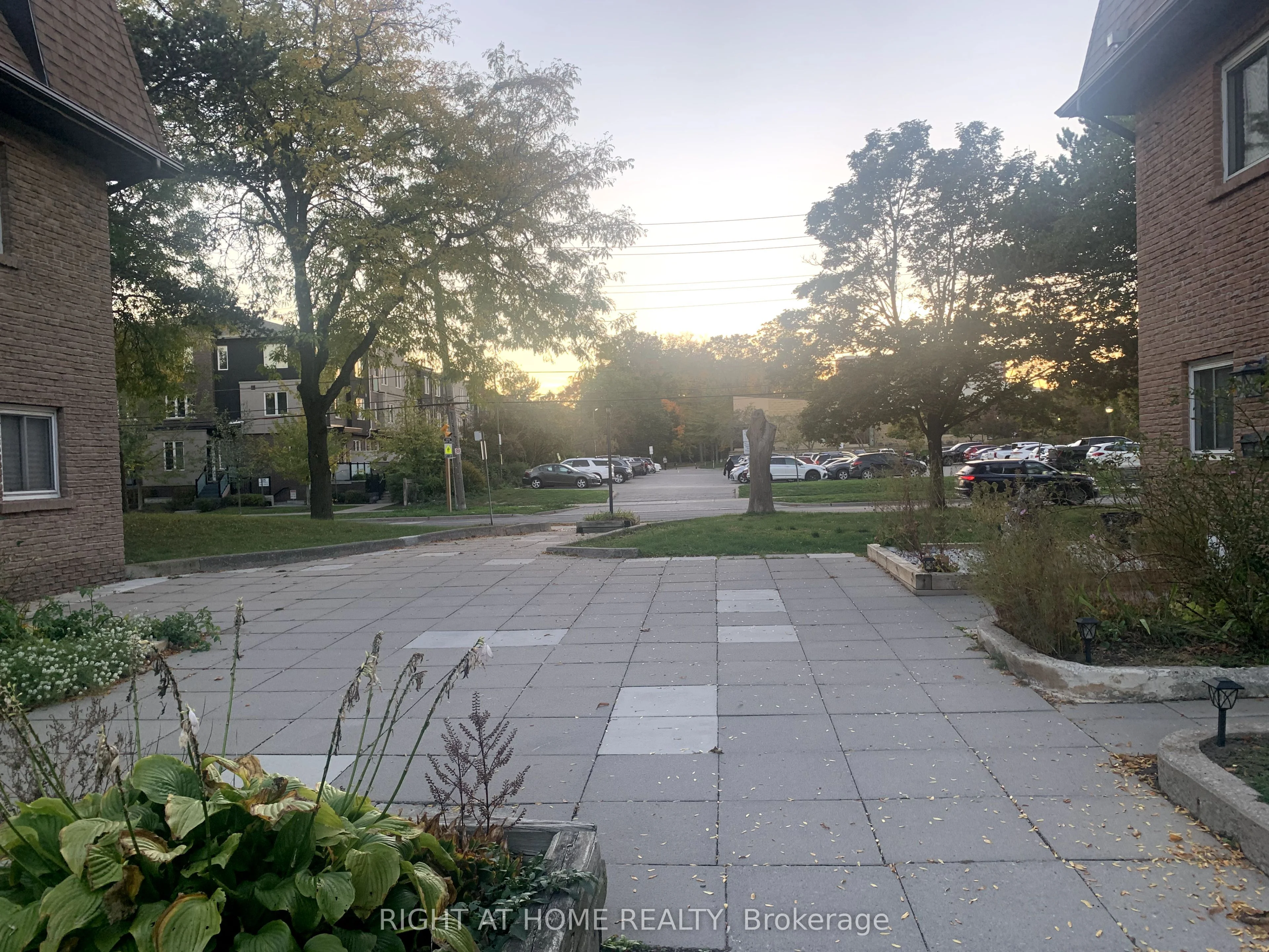 20 HAINFORD Street 4, Toronto E10, ON M1E 4Y5