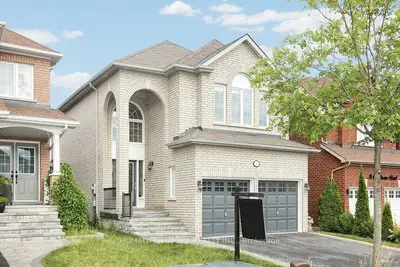 Detached in Whitby
