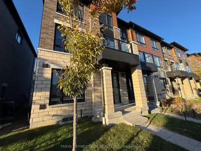 Att/Row/Townhouse in Whitby