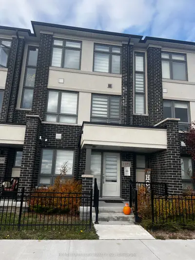 Att/Row/Townhouse in Oshawa