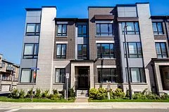 Att/Row/Townhouse in Whitby