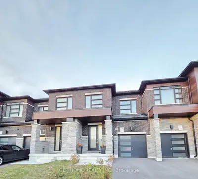 Att/Row/Townhouse in Whitby
