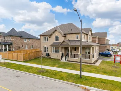Detached in Whitby