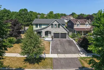Detached in Whitby