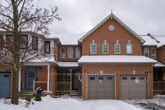 Att/Row/Townhouse in Whitby