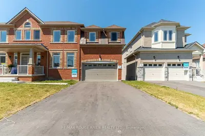 Detached in Whitby