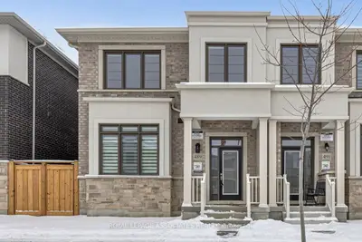 Att/Row/Townhouse in Whitby