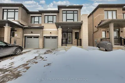 Att/Row/Townhouse in Whitby