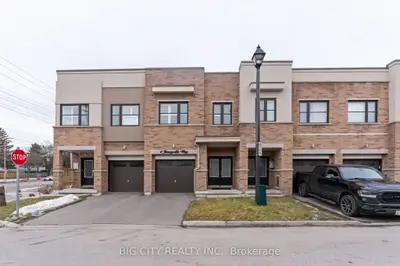 Att/Row/Townhouse in Whitby