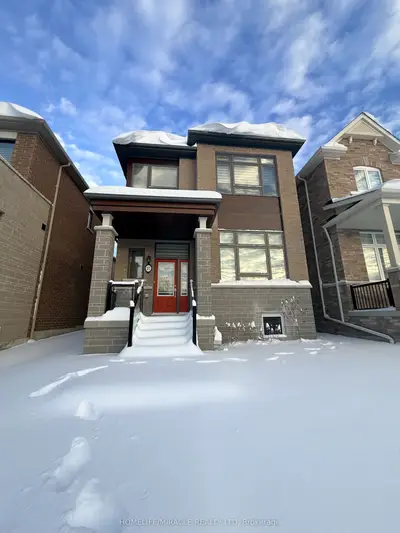 Detached in Whitby