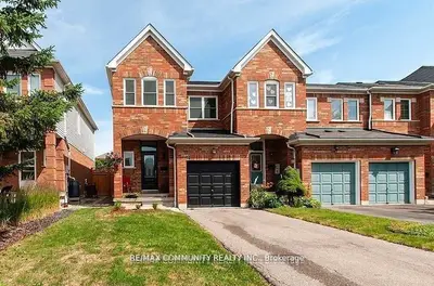 Att/Row/Townhouse in Whitby