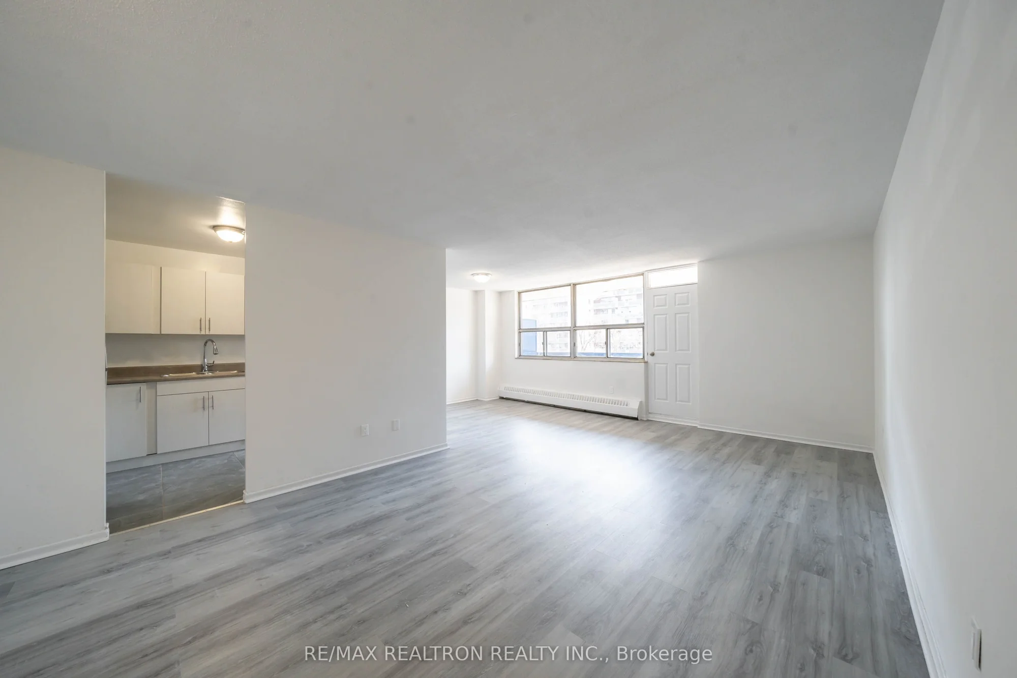 5 Glamorgan Avenue 409, Toronto E04, On M1p 4p1