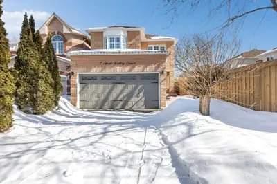 7 Steele Valley Court, Whitby, ON L1R 2M4
