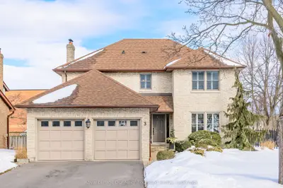 3 Woodlawn Court, Whitby, ON L1N 6R4