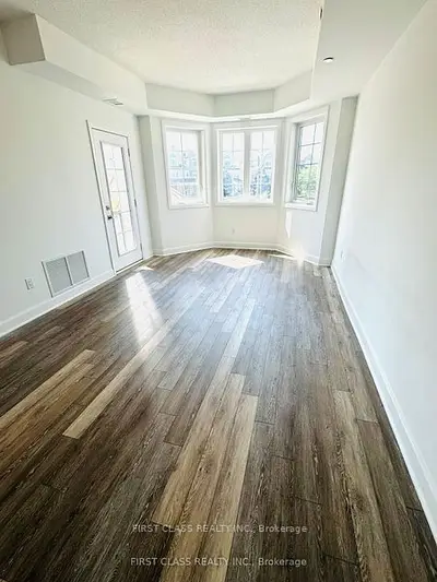 50 Lakebreeze Drive S 207, Clarington, On L1b 0v9