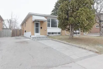 32 Clydesdale Drive Main, Toronto C15, On M2j 3n2