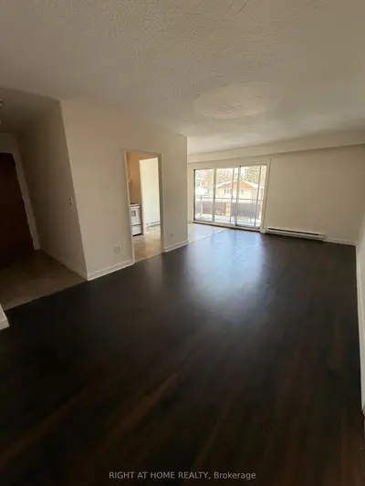 346 Elgin Court 9, Oshawa, On L1j 2p4