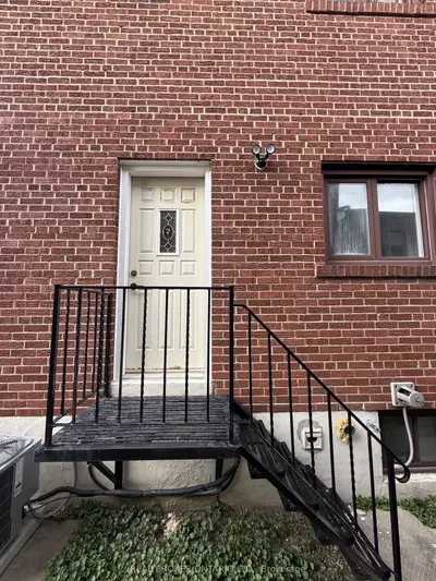 214 Fairglen Avenue Rear, Toronto E05, On M1w 1b1