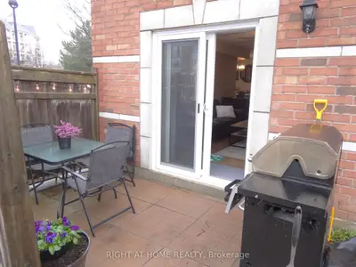 102 Aspen Springs Drive 106, Clarington, On L1c 5n6