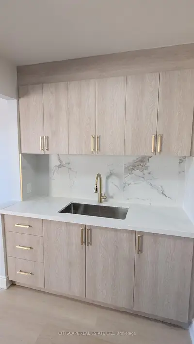 286 Saguenay Avenue 9, Oshawa, On L1j 2m8