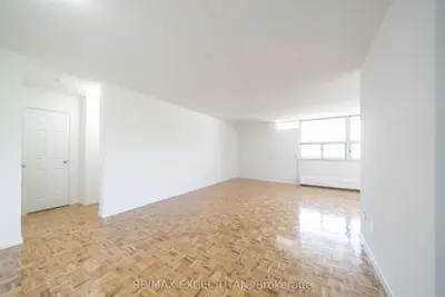 5 Glamorgan Avenue 412, Toronto E04, On M1p 4p1