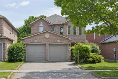 Detached in Whitby