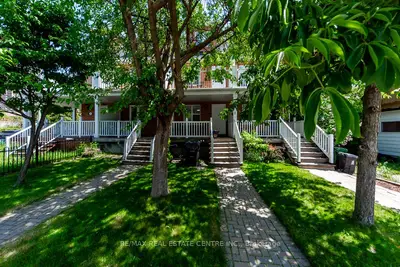 Att/Row/Townhouse in Toronto