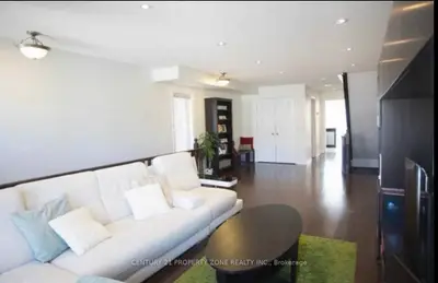 Att/Row/Townhouse in Toronto