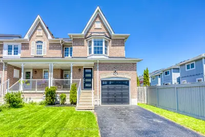 Att/Row/Townhouse in Whitby